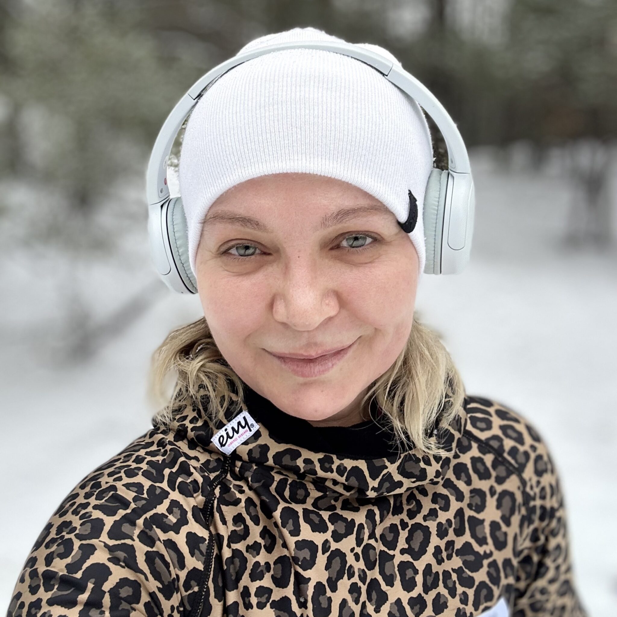 Наталія Шахрозан на пробіжці зимовим лісом